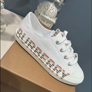 NIB Burberry low top sneakers. Big Kids size 4 also fits women size 5-5.5.